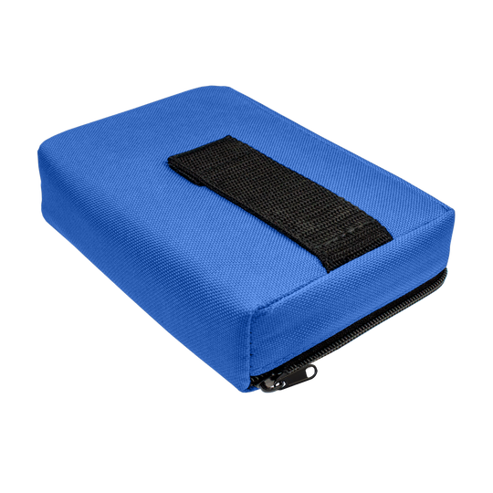 707TP_The_Pak_Dartcase_Blau_3d05hRbRmqLM7B Das Bild zeigt ein rechteckiges, blaues Etui mit einem schwarzen Band auf der Oberseite. Es handelt sich um das Produkt "The Pak Dartcase", das einen Reißverschluss an der Seite hat.