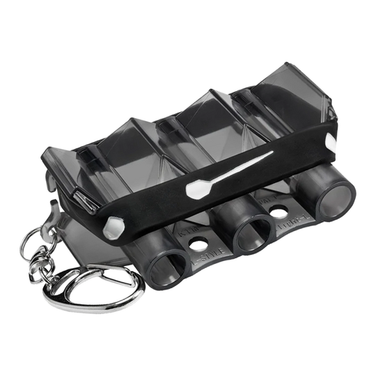 Valigia da viaggio Krystal L-Style - Nero trasparente Das Bild zeigt das Produkt "L-Style Krystal Flight Case" in transparenter schwarzer Farbe. Es handelt sich um ein kompaktes Etui mit Schlüsselanhänger zur Aufbewahrung von Dart-Flights.