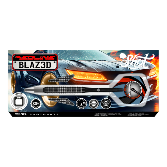 Freccette in acciaio smaltato Shot Redline Das Bild zeigt die Verpackung der "Shot Redline Blazed Steeldarts" vor einem sportlichen Auto mit leuchtenden Scheinwerfern. Auf der Verpackung sind die Darts sowie verschiedene Produktsymbole und Informationen sichtbar.