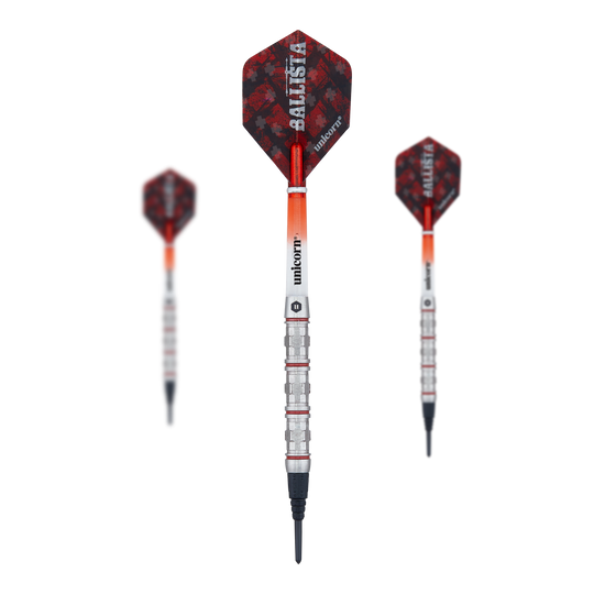 Unicorn Ballista Style 4 freccette morbide Das Bild zeigt drei Softdarts des Modells "Unicorn Ballista Style 4". Die Darts haben rote Flights mit der Aufschrift "BALLISTA" und silberne Schäfte.