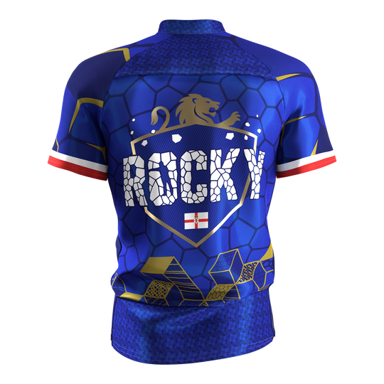 Maglietta Target Josh Rock Dart 2027 Abgebildet ist das Target Josh Rock Dartshirt 2027. Dieses Dartshirt ist in sportlichem Design gehalten.