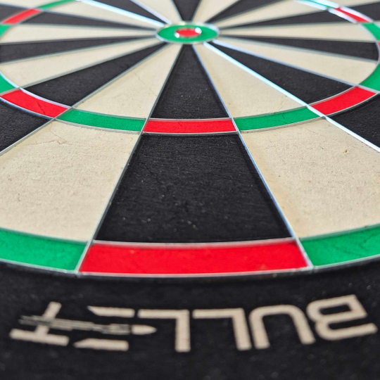Bersaglio per freccette in acciaio Bullet Apex Hier sieht man das Bullet Apex Steeldartboard. Das Produkt wird von der Seite präsentiert.