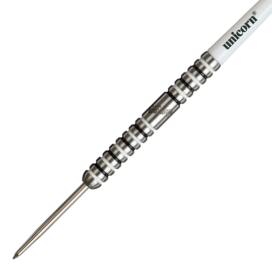 Das Bild zeigt einen silbernen Steeldart mit auffälligen Rillen und dem Markennamen "Unicorn" auf dem weißen Schaft. Es handelt sich um das Modell "Unicorn Callan Rydz The Riot Phase 2 Steeldarts".