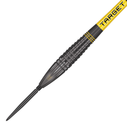 Freccette in acciaio Target Scott Williams Shaggy Black Swiss Point Das Bild zeigt den Target Scott Williams Shaggy Black Swiss Point Steeldart. Der Dart ist schwarz mit gelben Akzenten und hat die Aufschrift "TARGET" auf dem Schaft.