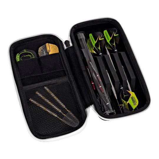 Portafoglio Smart Case Harrows Das Bild zeigt ein geöffnetes Dart-Etui mit mehreren Fächern. Darin befinden sich drei zusammengesteckte Darts, Ersatzteile und weiteres Dart-Zubehör.