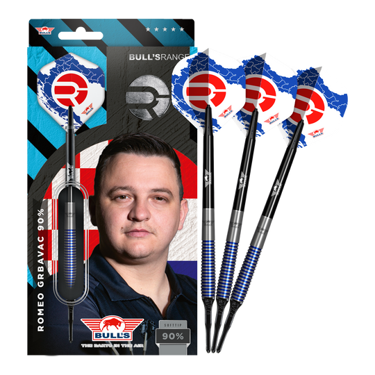 Bulls NL Romeo Grbavac freccette morbide - 19 g Das Bild zeigt das Produkt "Bulls NL Romeo Grbavac Softdarts- 19g" mit einer Verpackung, auf der ein Porträt des Spielers abgebildet ist. Neben der Verpackung sind drei Softdarts mit blau-schwarzen Schäften und auffälligen Flights zu sehen.