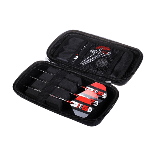 8334_Winmau_Blade6_Dartcase_3 Das Bild zeigt das Produkt "Winmau Blade 6 Dartcase". Das Etui ist geöffnet und enthält drei zusammengebaute Darts sowie Zubehörfächer.