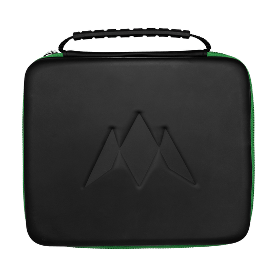 Portafoglio Mission Luxor Dart Das Bild zeigt ein rechteckiges, schwarzes Etui mit einem geprägten Logo auf der Vorderseite. Es hat einen schwarzen Griff und einen grünen Reißverschluss an der Seite.