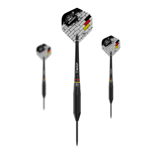 Bulls Martin Schindler The Wall Black Brass Steeldarts Das Bild zeigt drei schwarze Steeldarts der Marke "Bulls Martin Schindler The Wall Black Brass". Die Flights sind mit einem weißen Mauersteinmuster und den Farben der deutschen Flagge verziert.