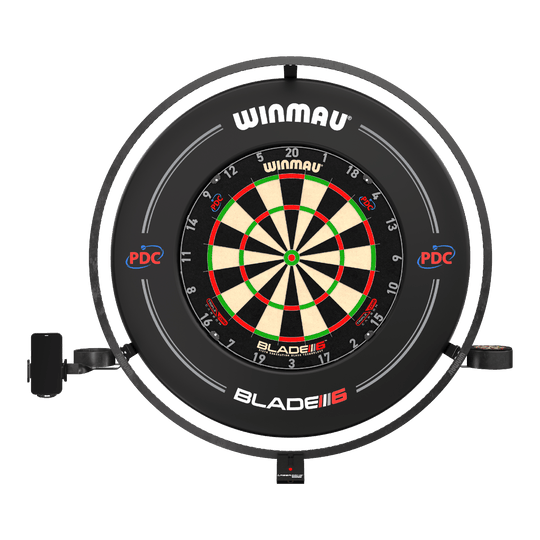 Set di accessori al plasma Winmau Das Bild zeigt das Produkt "Winmau Plasma Zubehör Set" mit einer Dartscheibe und einem umgebenden LED-Leuchtring. Das Set ist für professionelles Dartspielen geeignet und trägt das PDC-Logo.