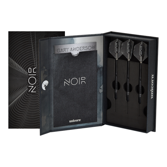 Campione del mondo Unicorn Gary Anderson Noir Fase 6 Steeldarts Das Bild zeigt eine elegante schwarze Verpackung mit drei Steeldarts, die als "Unicorn World Champion Gary Anderson Noir Phase 6" bezeichnet werden. Die Darts und die Schachtel sind modern und hochwertig gestaltet.