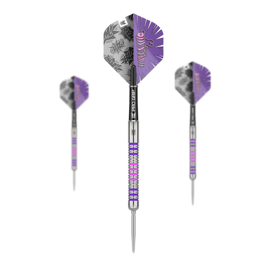 Target Eleanor Cairns GEN1 Swiss Point Steeldarts - 24g Das Bild zeigt drei Steeldarts des Modells "Target Eleanor Cairns GEN1 Swiss Point - 24g". Die Darts haben ein silbernes Barrel mit lila und rosa Akzenten sowie auffällige lila Flights mit Comic-Motiv.