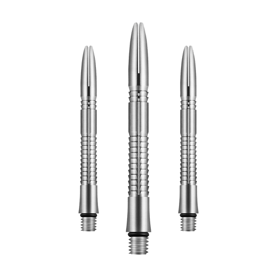 Aste Shot Mako Titanium Das Bild zeigt drei silberne Dartschäfte aus Titan, die nebeneinander angeordnet sind. Sie haben eine geriffelte Oberfläche und sind am unteren Ende mit einem Gewinde versehen.