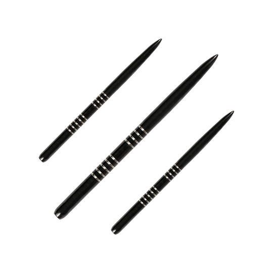 57743_Bulls_GP1_Steeldartspitzen_Schwarz_42mm_1 Das Bild zeigt drei schwarze Steeldartspitzen des Produkts "Bulls GP1". Die Spitzen sind schlank und haben silberne Ringe als Markierungen.