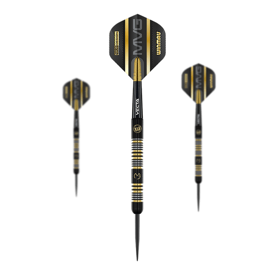 Winmau Michael Van Gerwen Trilogia Steeldarts Das Bild zeigt drei schwarze Steeldarts mit goldenen und silbernen Akzenten. Auf den Flights steht groß "MVG" und "Winmau".