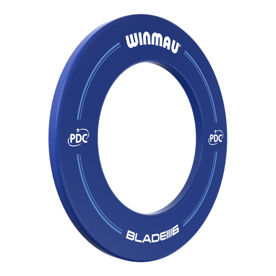 Winmau PDC Dartboard Surround - Blu Das Bild zeigt einen blauen Dartboard-Surround der Marke Winmau mit der Aufschrift "BLADE 6" und "PDC". Der Ring dient zum Schutz der Wand rund um eine Dartscheibe.