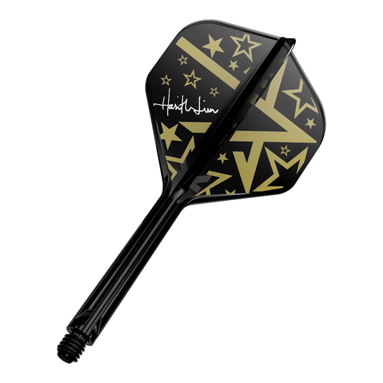 Target Japan K-Flex Hot Shot No2 Sistema di albero di volo standard Dies ist ein schwarzer Dartschaft mit einem Flight in Schwarz und Gold. Das Flight-Design zeigt goldene Sterne und geometrische Muster sowie eine weiße Unterschrift.