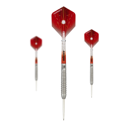 Unicorn Core XL Striker Style 5 freccette in acciaio Das Bild zeigt drei Steeldarts des Produkts "Unicorn Core XL Striker Style 5". Die Darts haben rote Flights und einen silbernen, geriffelten Schaft.