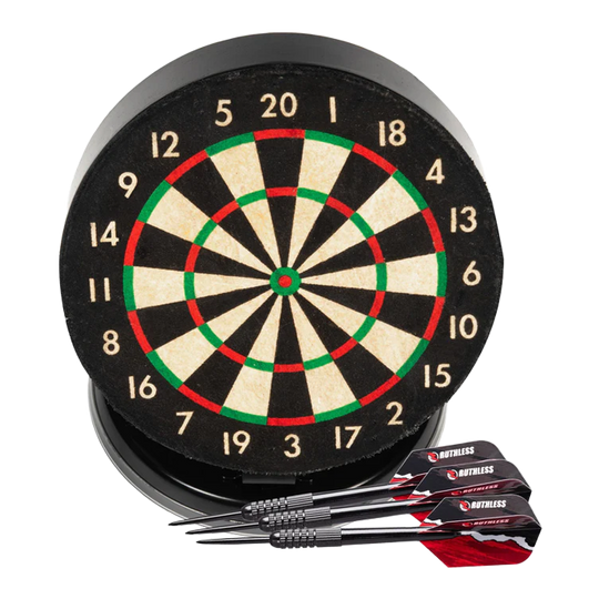 Set di freccette da tavolo Ruthless Mini Das Bild zeigt das Produkt "Ruthless Mini Desktop Dartboard Set" mit einer kleinen Dartscheibe. Vor der Scheibe liegen drei schwarze Dartpfeile mit roten Flights.