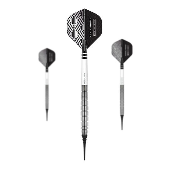 Freccette morbide Red Dragon Luke Humphries TX1 - 20 g Das Bild zeigt drei Red Dragon Luke Humphries TX1 Softdarts mit einem Gewicht von 20g. Die Darts haben schwarze Flights mit geometrischem Muster und silber-schwarze Schäfte.