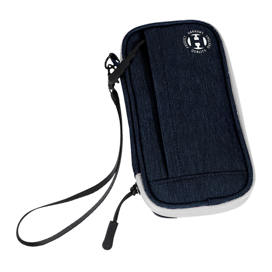 Portafoglio Smart Case Harrows Dies ist ein blaues Dart-Etui mit einer Handschlaufe. Auf der Vorderseite befindet sich ein rundes Harrows-Logo.