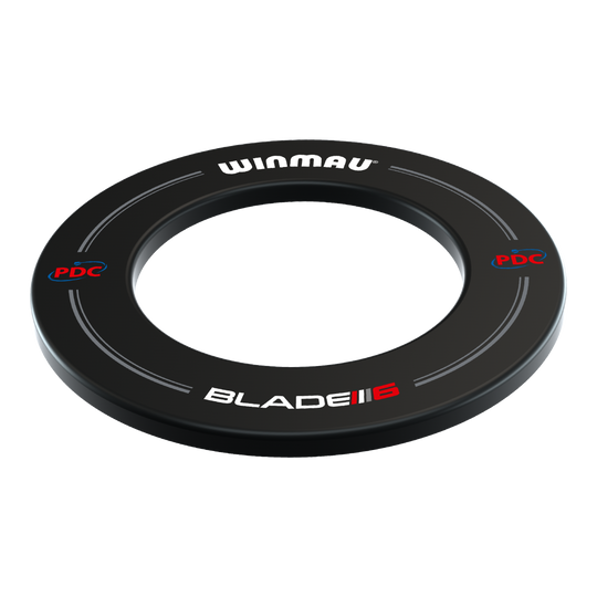 Cornice per freccette Winmau PDC - nera Das Bild zeigt einen schwarzen Winmau PDC Dartboard Surround. Auf dem Ring stehen die Worte "WINMAU", "BLADE 6" und "PDC" in weißer und roter Schrift.