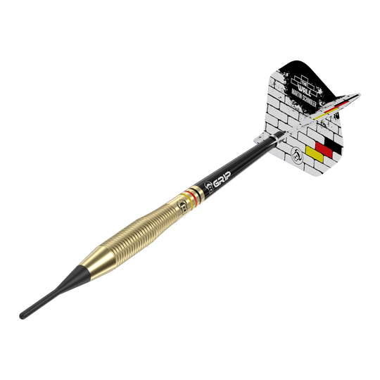 Das Bild zeigt einen Softdart namens "Bulls Martin Schindler The Wall Brass Softdarts - 18g". Der Dart hat einen messingfarbenen Schaft und eine Flight mit einem weißen Mauer-Design und schwarz-rot-gelben Streifen.
