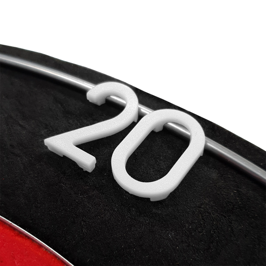 Numeri di ricambio per il bersaglio McDart Das Bild zeigt eine weiße Ersatznummer „20“ auf einem Dartboard. Die Zahl ist aus Kunststoff und an einem Metallring befestigt.