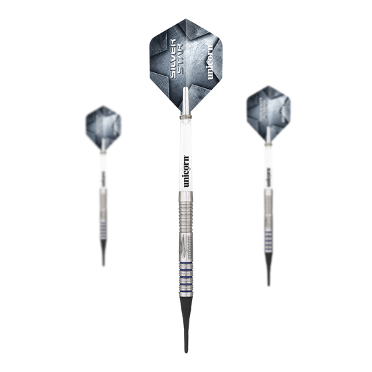 Freccette morbide Unicorn Silver Star Var.2 Gary Anderson Das Bild zeigt drei Softdarts des Modells "Unicorn Silver Star Var.2 Gary Anderson". Die Darts haben silberne Spitzen, einen geriffelten Schaft und blaue Akzente auf dem Barrel.