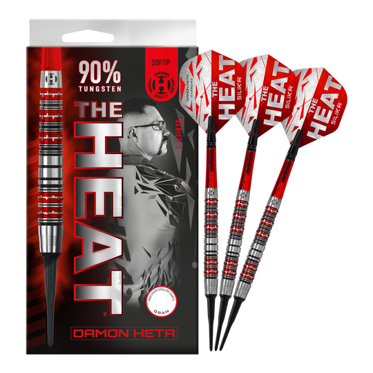 Das Bild zeigt eine Packung Harrows Damon Heta Series 3 Softdarts mit drei Darts daneben. Die Darts sind silber und rot, und auf der Verpackung steht "THE HEAT" sowie "90% Tungsten".