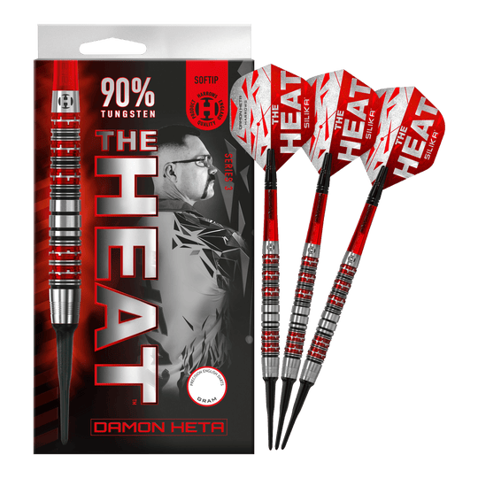 Freccette morbide Damon Heta Series 3 di Harrow Das Bild zeigt eine Packung Harrows Damon Heta Series 3 Softdarts mit drei Darts daneben. Die Darts sind silber und rot, und auf der Verpackung steht "THE HEAT" sowie "90% Tungsten".