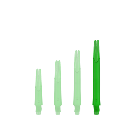 Auf dem Bild sind vier grüne, durchsichtige Dartschäfte in unterschiedlichen Längen zu sehen. Sie stehen nebeneinander aufrecht und haben ein Schraubgewinde am unteren Ende.