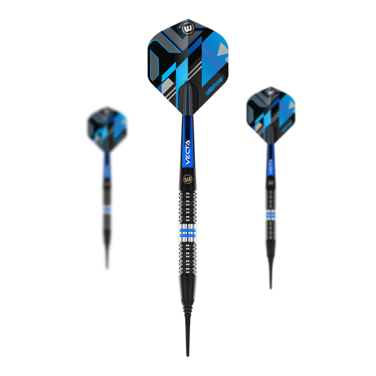 Freccette morbide Winmau Galactics - 20 g Das Bild zeigt drei Winmau Galactics Softdarts mit einem Gewicht von 20g. Die Darts haben ein modernes Design in Blau und Schwarz mit markanten Linien auf den Flights.