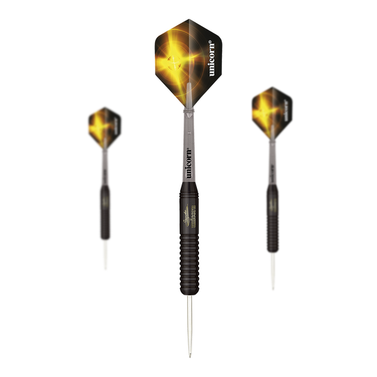 Freccette in acciaio Unicorn Black Brass Gary Anderson V2 Das Bild zeigt drei schwarze Steeldarts der Marke Unicorn Black Brass Gary Anderson V2. Die Flights sind schwarz mit einem gelben Lichteffekt und dem weißen Schriftzug "unicorn".
