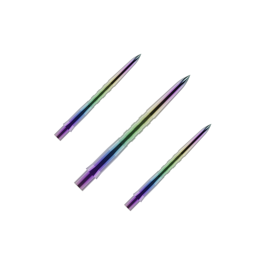Punte per freccette Mission Caliburn EVO - Scanalate - Corallo Auf dem Bild sind drei bunte, gerillte Dartspitzen zu sehen. Sie haben eine glänzende Oberfläche mit violetten, grünen und blauen Farbverläufen.