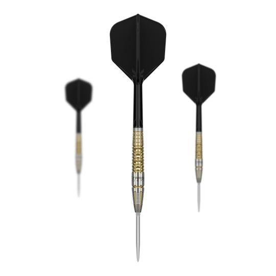 Freccette in acciaio Target Black Marque Warrior Swiss Point Das Bild zeigt drei Target Black Marque Warrior Swiss Point Steeldarts mit schwarzen Flights und gold-silbernen Griffen. Die Darts sind von vorne und von schräg hinten zu sehen.