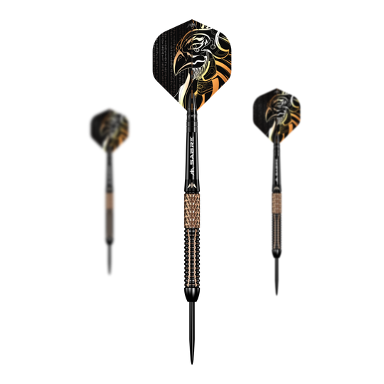 Missione Horus Steeldarts Das Bild zeigt drei Mission Horus Steeldarts mit auffälligem Design. Auf den Flights ist ein kunstvoller Horus-Kopf in Schwarz, Gold und Weiß abgebildet.