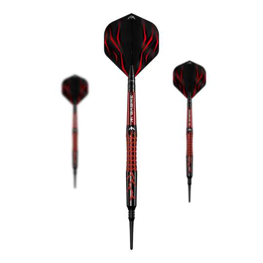 Freccette morbide Mission Lava - 20 g Das Bild zeigt den Mission Lava Softdart mit einem Gewicht von 20g. Der Dart hat ein schwarzes Design mit roten Akzenten und einem auffälligen Muster auf dem Schaft.