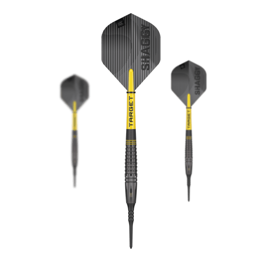 Freccette Target Scott Williams Shaggy Black Soft - 20 g Das Bild zeigt drei "Target Scott Williams Shaggy Black Softdarts - 20g". Die Darts sind hauptsächlich schwarz mit gelben Akzenten und haben das Wort "TARGET" sowie "SHAGGY" auf den Flights.