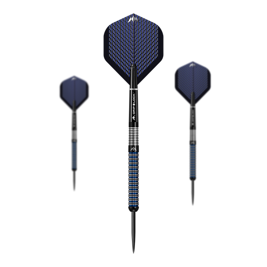Dardi in acciaio Mission Nightfall Model 1 Das Bild zeigt drei Steeldarts des Modells "Mission Nightfall Model 1". Die Darts haben blaue Flügel und einen geriffelten, silber-blauen Schaft.