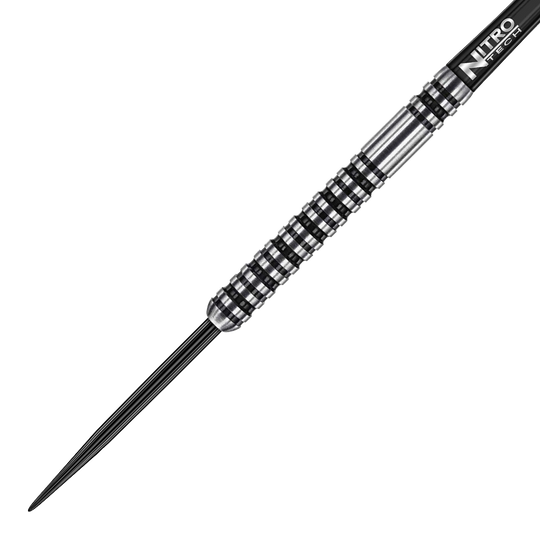 RD1892-RedDragon-Dragonfly-3-Steeldarts-2-3-Wallet Das Bild zeigt einen silbernen und schwarzen Steel-Dartpfeil mit geriffeltem Griff. Am hinteren Ende steht "Nitro Tech" geschrieben.