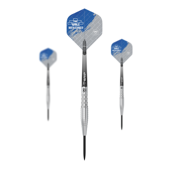 Bulls Martin Schindler Original Generation 2 freccette in acciaio Das Bild zeigt drei Steeldarts des Modells "Bulls Martin Schindler Original Generation 2". Die Flights sind in Blau und Grau gestaltet und tragen den Schriftzug "The Wall Martin Schindler".