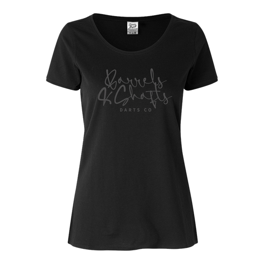 T-shirt da donna Barili e Alberi - Nera Dieses Bild zeigt ein schwarzes Damen-T-Shirt mit der Aufschrift „Barrels and Shafts DARTS CO“ auf der Vorderseite. Das T-Shirt hat einen klassischen Rundhalsausschnitt und einen schlichten, modernen Stil.