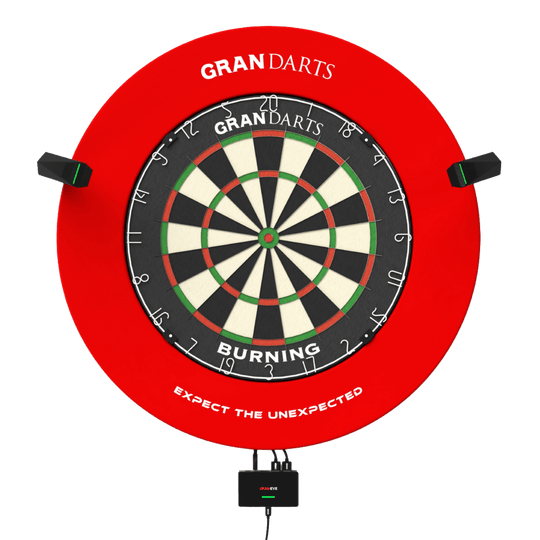 Sistema di punteggio automatico GranDarts Gran Eye GEN2 Steeldart Das Bild zeigt das GranDarts GranEye Steeldart Auto-Scoring-System mit einer roten Umrandung und einer klassischen Dartscheibe. Kameras sind an den Seiten angebracht, um die automatisierte Punktezählung zu ermöglichen.