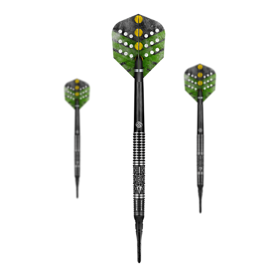 Shot Devon Petersen The Courage freccette morbide Das Bild zeigt drei Softdarts des Produkts 'Shot Devon Petersen The Courage'. Die Darts haben schwarze Spitzen, silberne Griffbereiche und grün-schwarze Flights mit gelben und weißen Punkten.