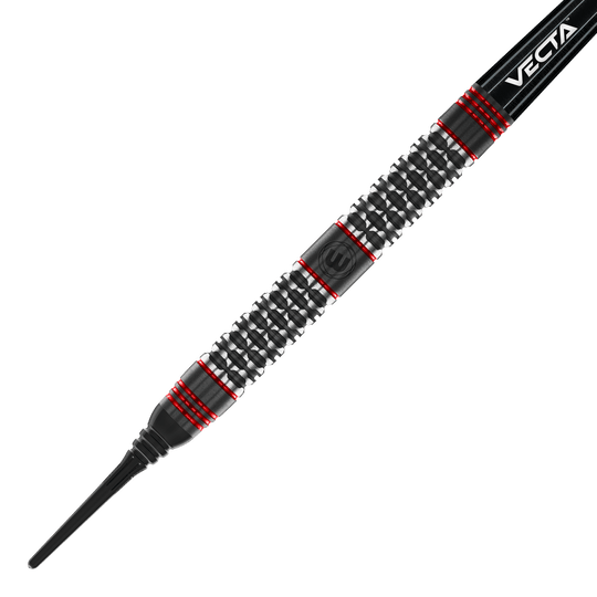 Freccette morbide Winmau Cypher - 20 g Das Bild zeigt einen Winmau Cypher Softdart mit einem Gewicht von 20g. Der Dart hat ein schwarzes und silbernes Design mit roten Akzenten und einer strukturierten Griffzone.
