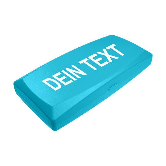 Scatola in ABS con stampa personalizzata Die Abbildung zeigt eine himmelblaue Kunststoffbox mit abgerundeten Kanten. Auf dem Deckel steht in weißen Großbuchstaben der Text "DEIN TEXT".