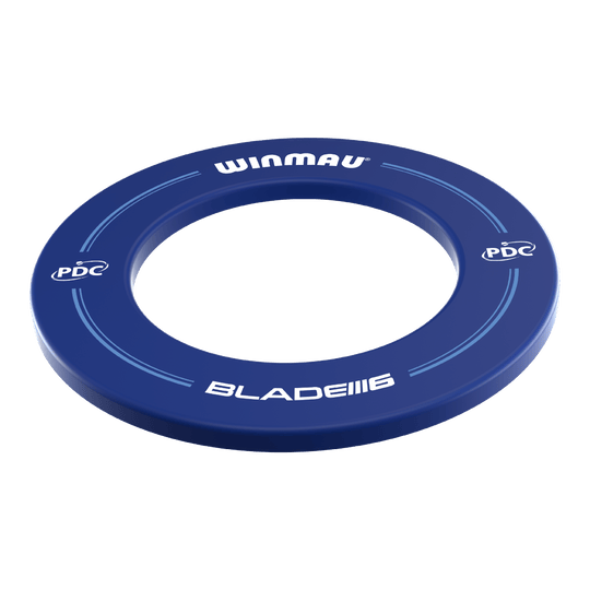 Winmau PDC Dartboard Surround - Blu Das Bild zeigt ein blaues Dartboard-Surround der Marke Winmau mit der Aufschrift "BLADE 6" und "PDC". Es ist rund und dient zum Schutz der Wand rund um eine Dartscheibe.