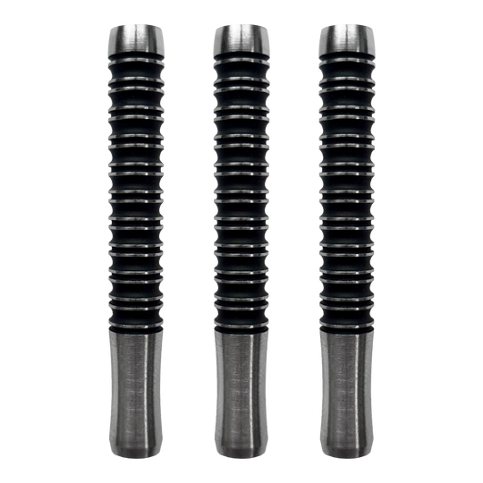 McDart Super Grip 3 freccette morbide - 18 g Das Bild zeigt drei McDart Super Grip 3 Softdart-Barrels mit einem Gewicht von 18g. Die Dart-Barrels sind schwarz mit silbernen Enden und haben ein gerilltes Design für besseren Halt.