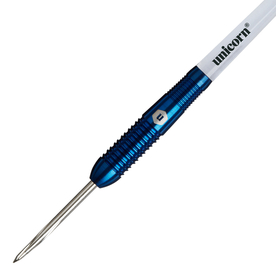 Unicorn Prodigy 02 Torpedo freccette in acciaio Das Bild zeigt den Unicorn Prodigy 02 Torpedo Steeldart mit einem blauen, geriffelten Schaft. Auf dem weißen Schaftabschnitt steht der Schriftzug "unicorn".